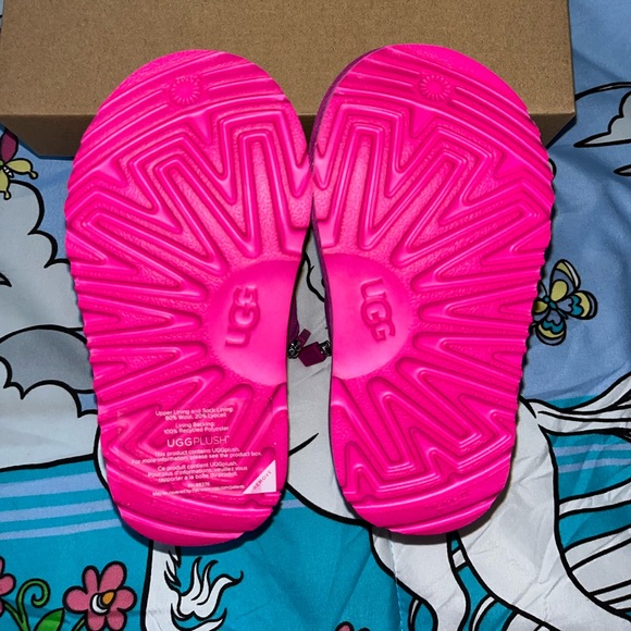 BRAND NEW NEVER WORN! Pink Neumel Graphic embroidered UGG boots! - Picture 3 of 4